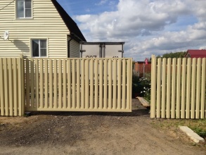 Ворота откатные из евроштакетника - пример 12 фото в Некрасовском