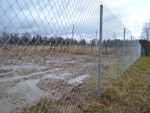 Забор из сетки рабицы в натяг 20 соток фото цена за метр под ключ
