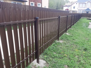 Забор из евроштакетника с утрамбовкой щебнем 70 метров фото в Некрасовском