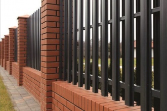 Забор из евроштакетника с кирпичными столбами 20 соток фото в Некрасовском