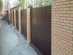 Забор из профнастила с кирпичными столбами 72 метра фото в Некрасовском