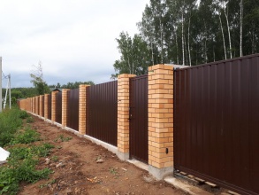 Кирпичный забор на ленточном фундаменте 12 метров фото в Некрасовском
