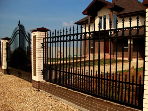 Сварные заборы с кирпичными столбами 12 метров фото в Некрасовском